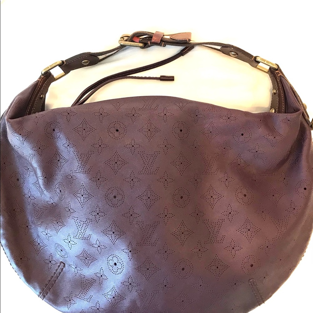 Beautiful burgundy LOUIS VUITTON signature pattern